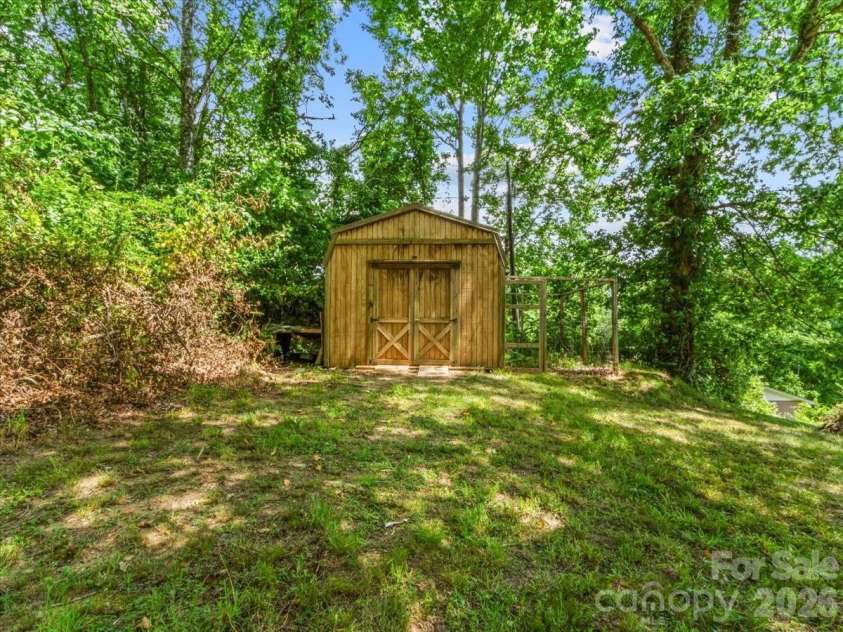 352 Jakes Branch Road, Spruce Pine, NC 28777.  MLS# CAR4395876, YatesRealty ID 32444. 