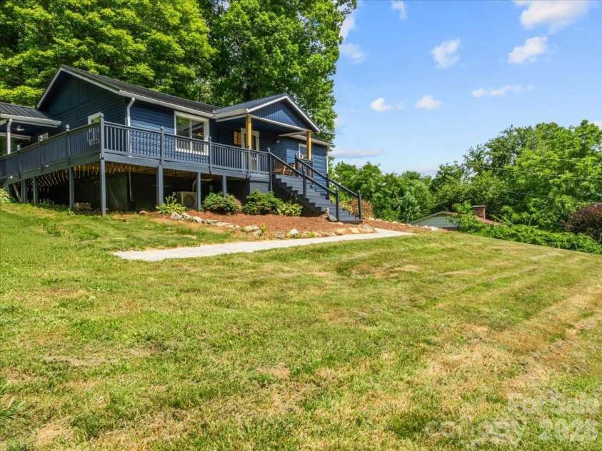 352 Jakes Branch Road, Spruce Pine, NC 28777.  MLS# CAR4395876, YatesRealty ID 32444. 