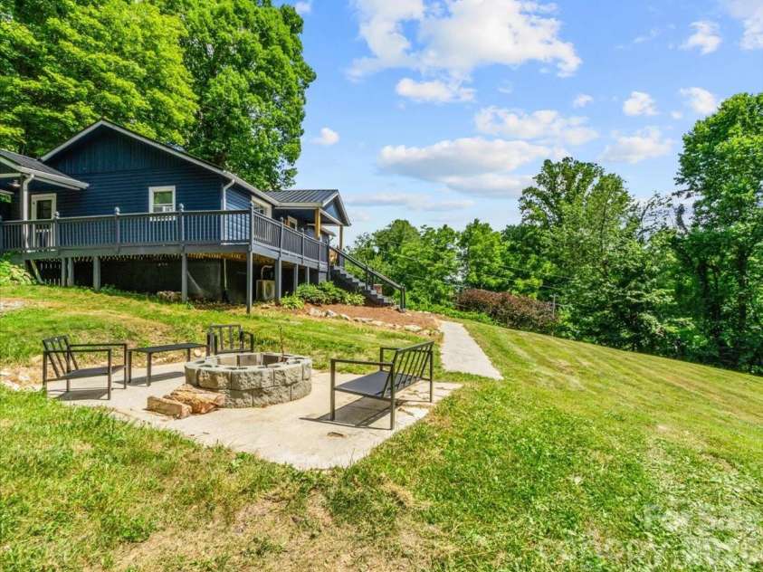 352 Jakes Branch Road, Spruce Pine, NC 28777.  MLS# CAR4395876, YatesRealty ID 32444. 