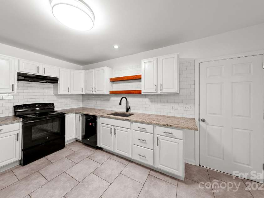 5440 Kildare Drive, Charlotte, NC 28215.  MLS# CAR4279533, YatesRealty ID 32444. 