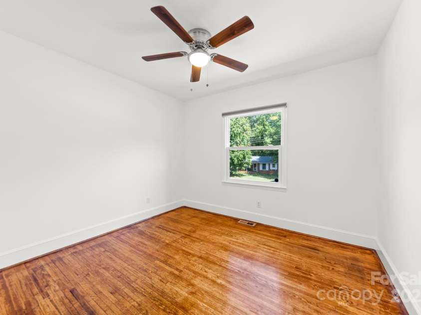 5440 Kildare Drive, Charlotte, NC 28215.  MLS# CAR4279533, YatesRealty ID 32444. 
