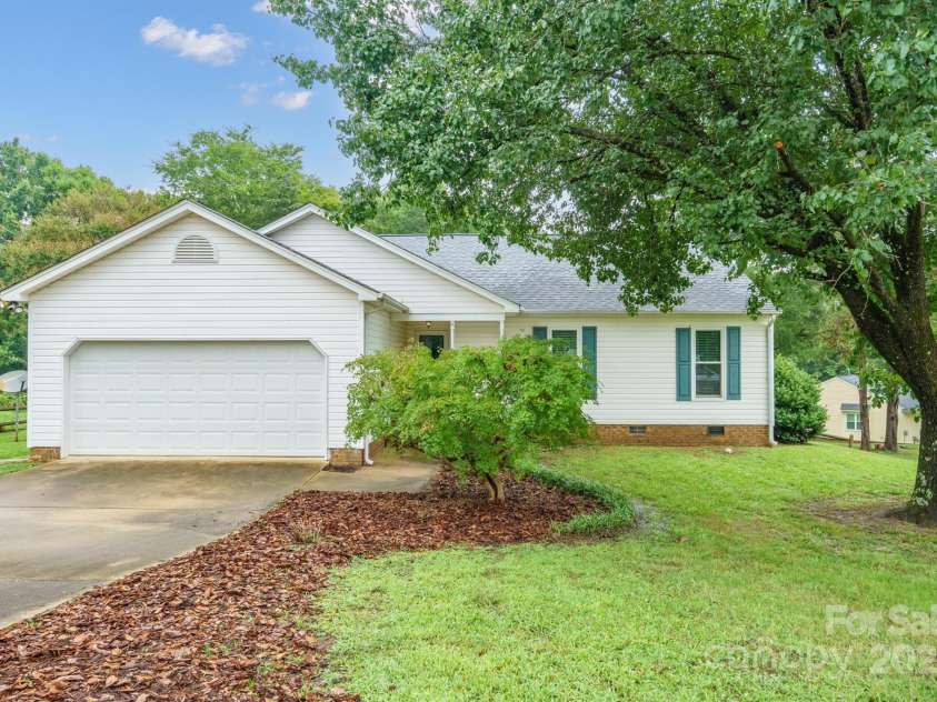8525 Indian Summer Trail, Harrisburg, NC 28075.  MLS# CAR4292313, YatesRealty ID 32447. Located in Harrisburg, with the highly rated Hickory Ridge Schools, this location is minutes from 485! This move in ready ranch home is ready for its new owners!