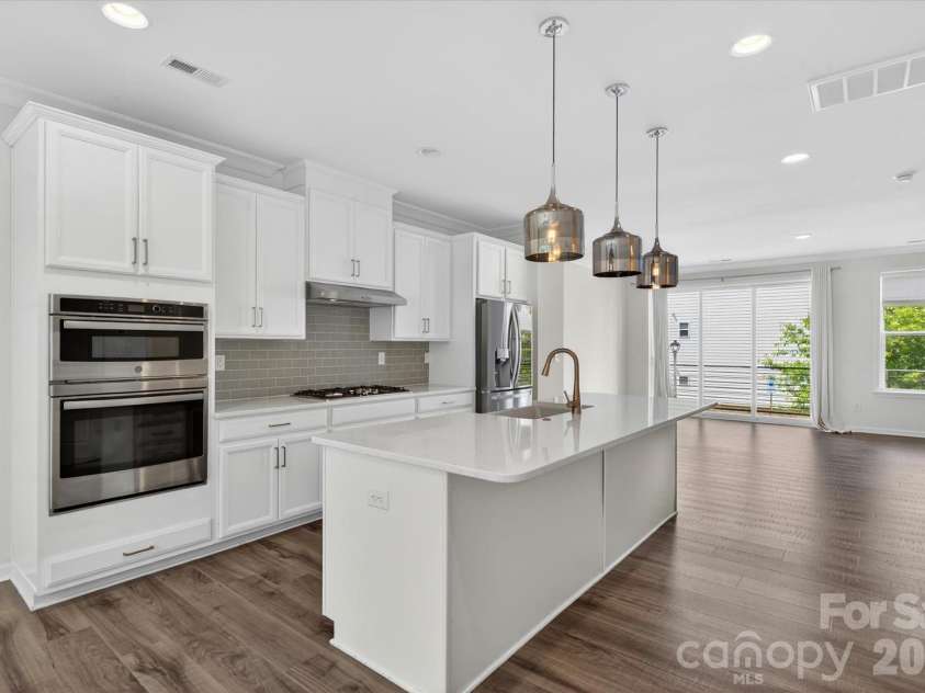 13018 Simoneaux Lane, Charlotte, NC 28277.  MLS# CAR4392350, YatesRealty ID 32449. Built in ovens