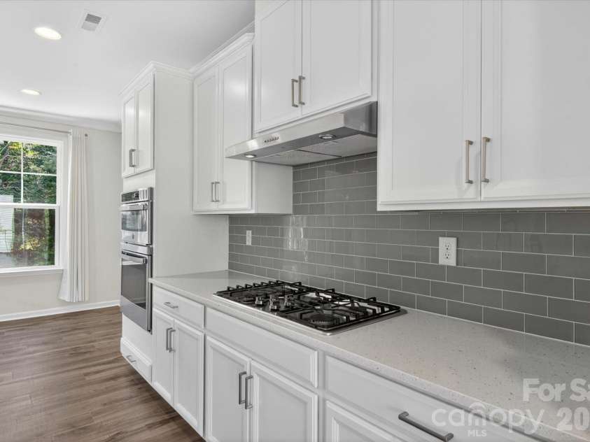 13018 Simoneaux Lane, Charlotte, NC 28277.  MLS# CAR4392350, YatesRealty ID 32449. Gas Cooktop