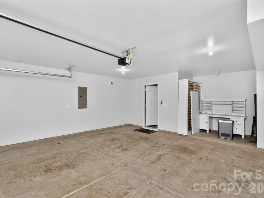 13018 Simoneaux Lane, Charlotte, NC 28277.  MLS# CAR4392350, YatesRealty ID 32449. Spacious 2 car garage