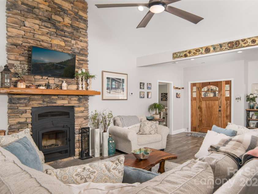 4870 Blowing Rock Boulevard, Lenoir, NC 28605.  MLS# CAR4078765, YatesRealty ID 3245. 