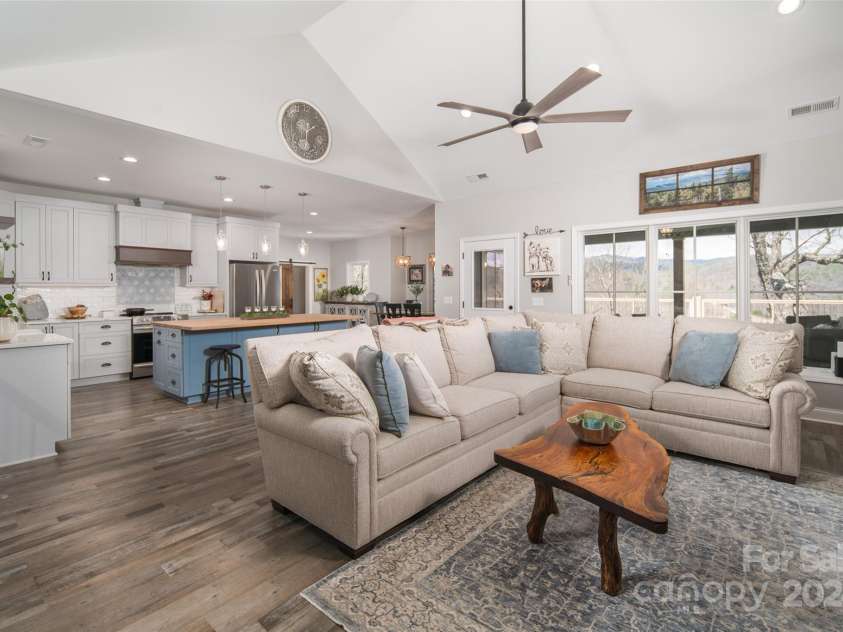 4870 Blowing Rock Boulevard, Lenoir, NC 28605.  MLS# CAR4078765, YatesRealty ID 3245. 