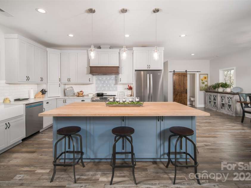 4870 Blowing Rock Boulevard, Lenoir, NC 28605.  MLS# CAR4078765, YatesRealty ID 3245. 