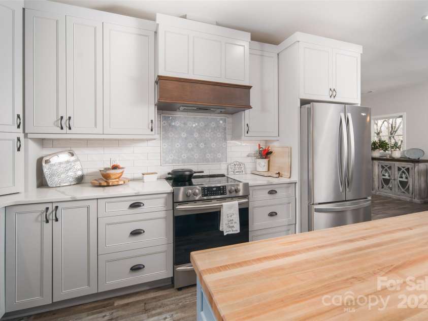 4870 Blowing Rock Boulevard, Lenoir, NC 28605.  MLS# CAR4078765, YatesRealty ID 3245. 