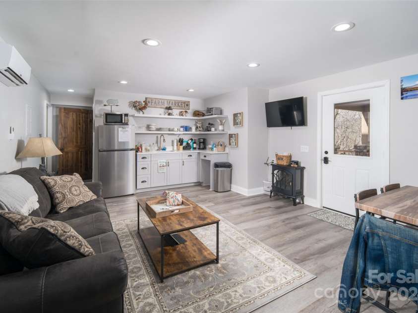 4870 Blowing Rock Boulevard, Lenoir, NC 28605.  MLS# CAR4078765, YatesRealty ID 3245. 