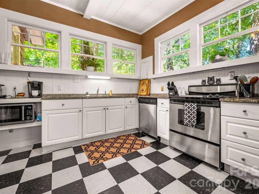 415 Lakeshore Drive, Landrum, SC 29356.  MLS# CAR4396490, YatesRealty ID 32451. 