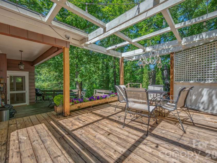 415 Lakeshore Drive, Landrum, SC 29356.  MLS# CAR4396490, YatesRealty ID 32451. 