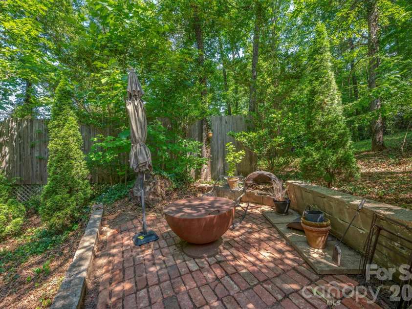 415 Lakeshore Drive, Landrum, SC 29356.  MLS# CAR4396490, YatesRealty ID 32451. 
