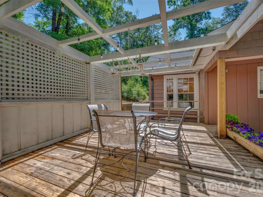 415 Lakeshore Drive, Landrum, SC 29356.  MLS# CAR4396490, YatesRealty ID 32451. 
