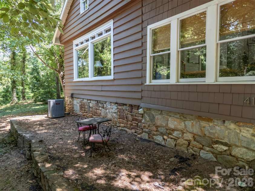 415 Lakeshore Drive, Landrum, SC 29356.  MLS# CAR4396490, YatesRealty ID 32451. 