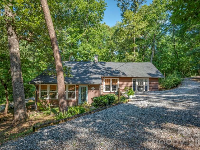 415 Lakeshore Drive, Landrum, SC 29356.  MLS# CAR4396490, YatesRealty ID 32451. 