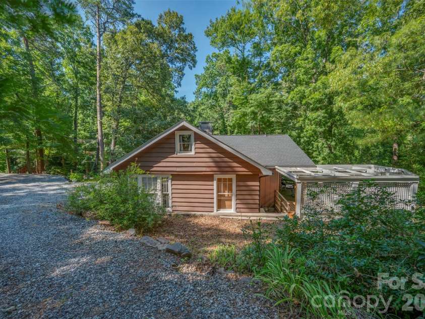 415 Lakeshore Drive, Landrum, SC 29356.  MLS# CAR4396490, YatesRealty ID 32451. 