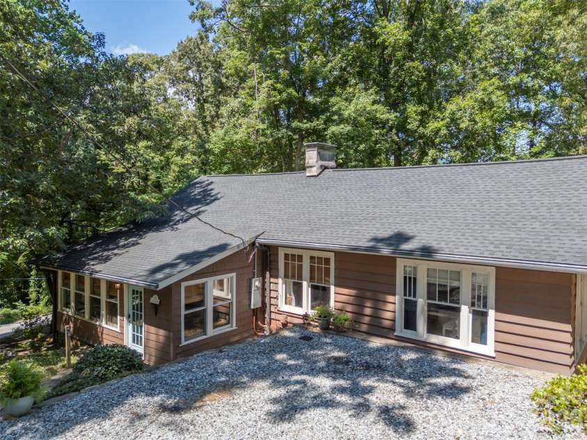 415 Lakeshore Drive, Landrum, SC 29356.  MLS# CAR4396490, YatesRealty ID 32451. 
