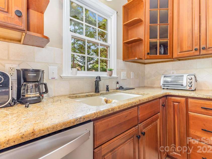 5205 Tedorill Lane, Charlotte, NC 28226.  MLS# CAR4275188, YatesRealty ID 32451. 