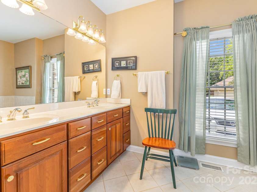 5205 Tedorill Lane, Charlotte, NC 28226.  MLS# CAR4275188, YatesRealty ID 32451. 