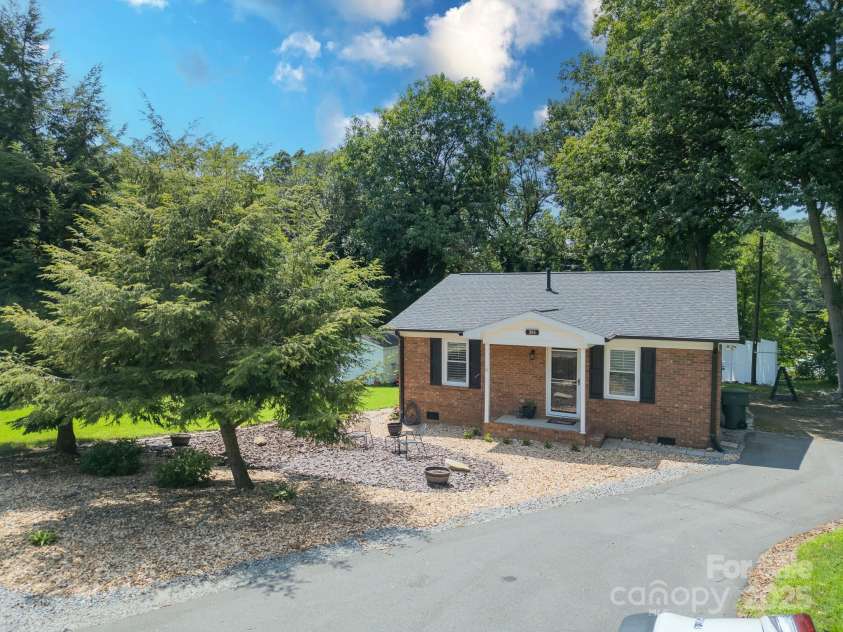 308 Graham Drive, Dallas, NC 28034.  MLS# CAR4292826, YatesRealty ID 32452. 