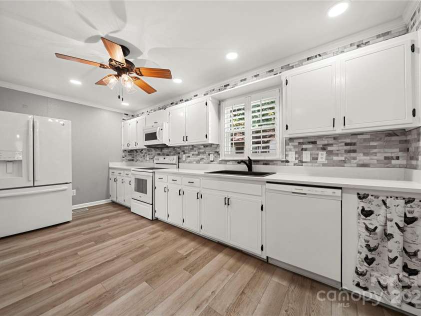 308 Graham Drive, Dallas, NC 28034.  MLS# CAR4292826, YatesRealty ID 32452. Large kitchen with upgraded granite countertops, cabinetry and recessed lighting