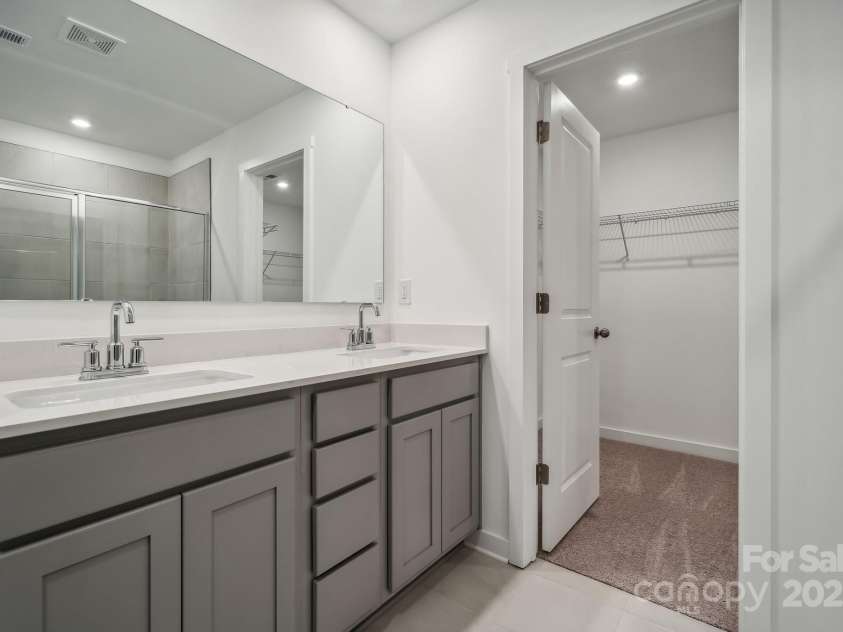 277 Bezelle Avenue, York, SC 29745.  MLS# CAR4245816, YatesRealty ID 32455. Primary Bath