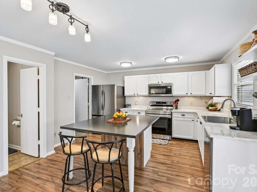 4207 Shasta Circle, Clover, SC 29710.  MLS# CAR4386738, YatesRealty ID 32456. Breakfast Bar in Kitchen