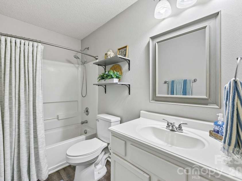 4207 Shasta Circle, Clover, SC 29710.  MLS# CAR4386738, YatesRealty ID 32456. Full Bath upstairs