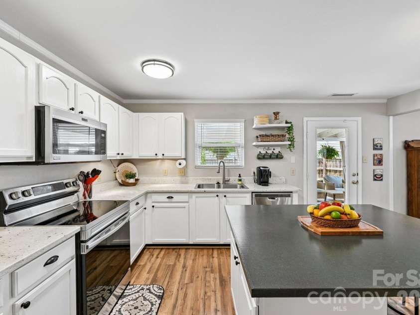 4207 Shasta Circle, Clover, SC 29710.  MLS# CAR4386738, YatesRealty ID 32456. Large Kitchen Island