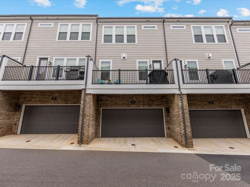 2534 Kenmore Avenue, Charlotte, NC 28204.  MLS# CAR4289326, YatesRealty ID 32459. 2 car garage