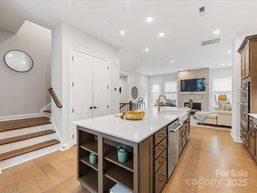 2534 Kenmore Avenue, Charlotte, NC 28204.  MLS# CAR4289326, YatesRealty ID 32459. 