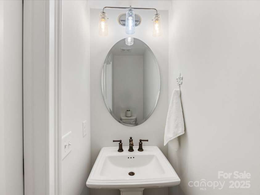 2534 Kenmore Avenue, Charlotte, NC 28204.  MLS# CAR4289326, YatesRealty ID 32459. Powder Room