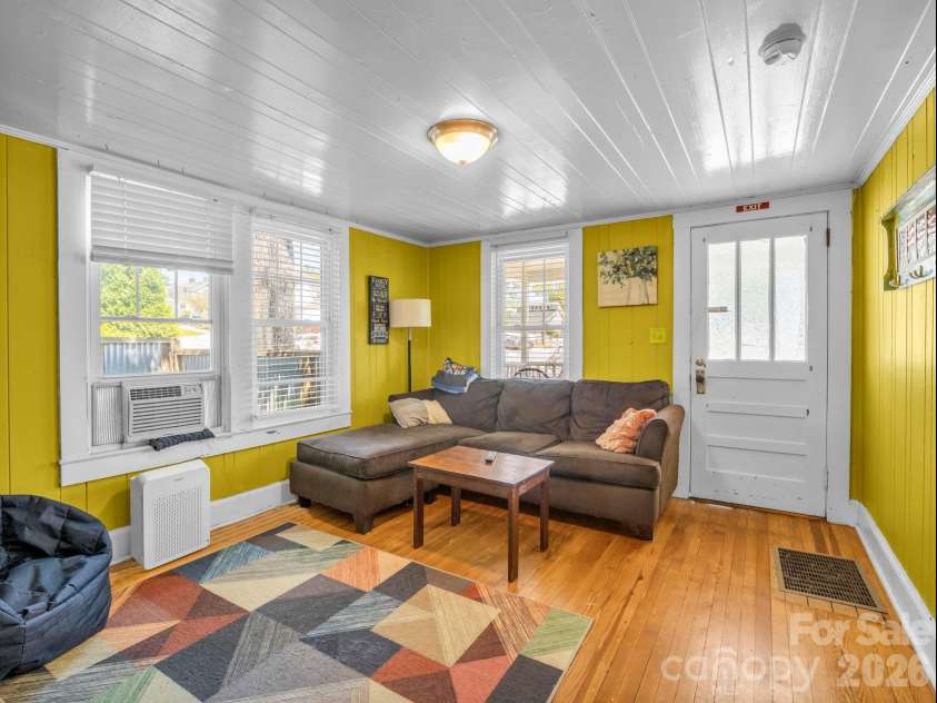 302 Davis Street, Hendersonville, NC 28739.  MLS# CAR4390910, YatesRealty ID 32461. 