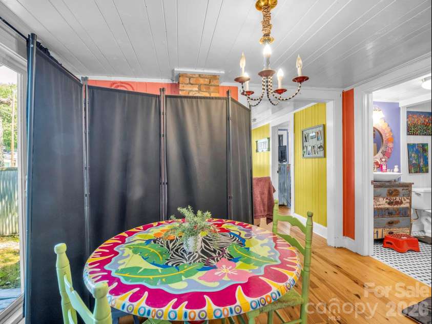 302 Davis Street, Hendersonville, NC 28739.  MLS# CAR4390910, YatesRealty ID 32461. 