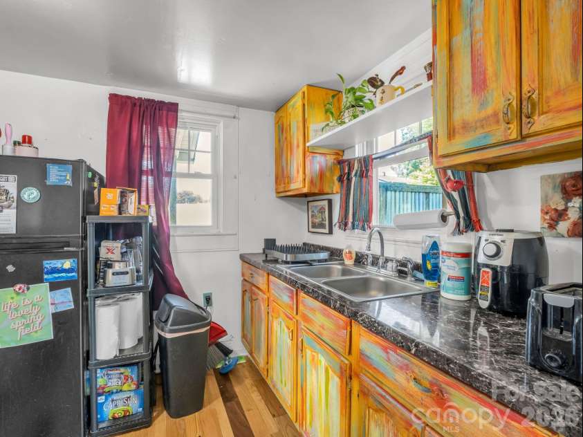 302 Davis Street, Hendersonville, NC 28739.  MLS# CAR4390910, YatesRealty ID 32461. 