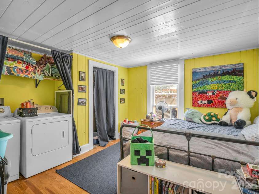 302 Davis Street, Hendersonville, NC 28739.  MLS# CAR4390910, YatesRealty ID 32461. 