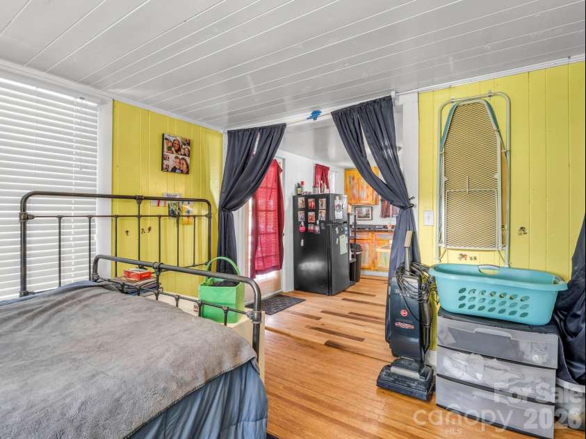 302 Davis Street, Hendersonville, NC 28739.  MLS# CAR4390910, YatesRealty ID 32461. 
