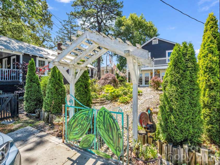 302 Davis Street, Hendersonville, NC 28739.  MLS# CAR4390910, YatesRealty ID 32461. 