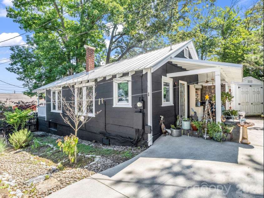 302 Davis Street, Hendersonville, NC 28739.  MLS# CAR4390910, YatesRealty ID 32461. 