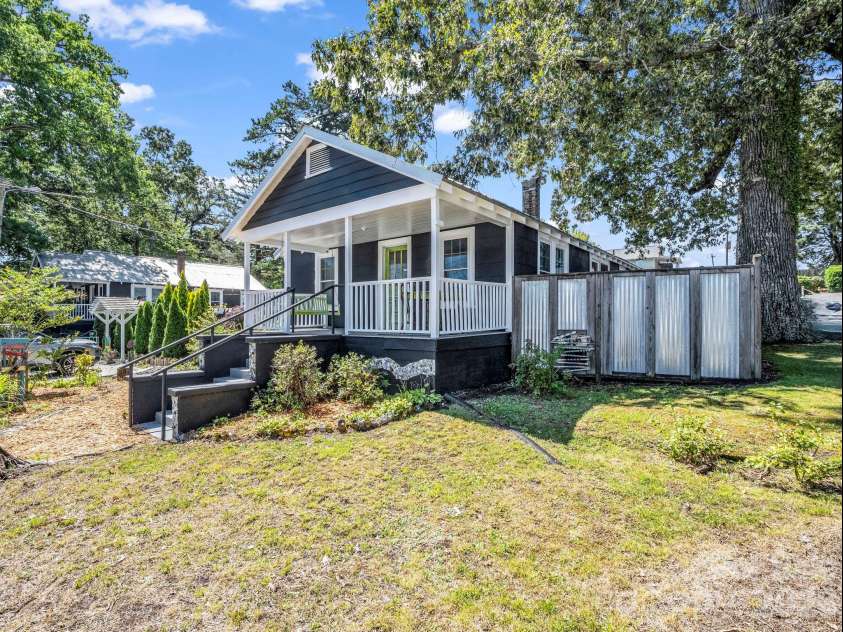 302 Davis Street, Hendersonville, NC 28739.  MLS# CAR4390910, YatesRealty ID 32461. 