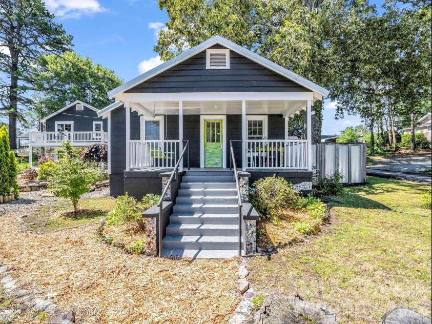 302 Davis Street, Hendersonville, NC 28739.  MLS# CAR4390910, YatesRealty ID 32461. 