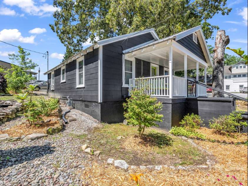 302 Davis Street, Hendersonville, NC 28739.  MLS# CAR4390910, YatesRealty ID 32461. 
