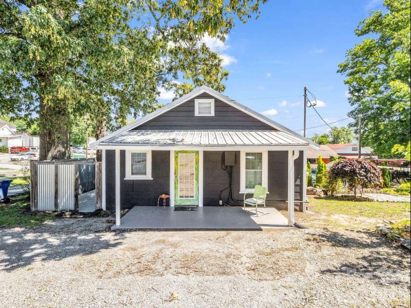 302 Davis Street, Hendersonville, NC 28739.  MLS# CAR4390910, YatesRealty ID 32461. 