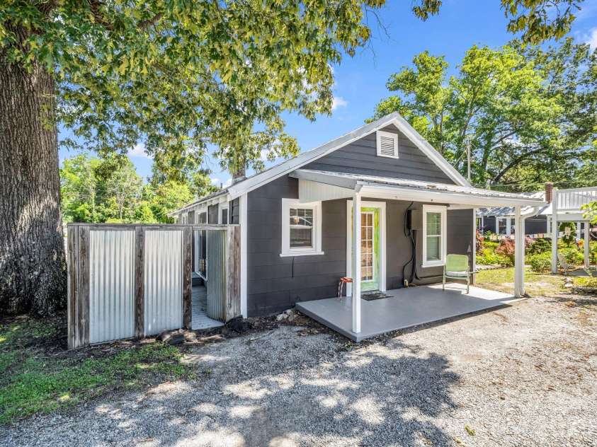 302 Davis Street, Hendersonville, NC 28739.  MLS# CAR4390910, YatesRealty ID 32461. 
