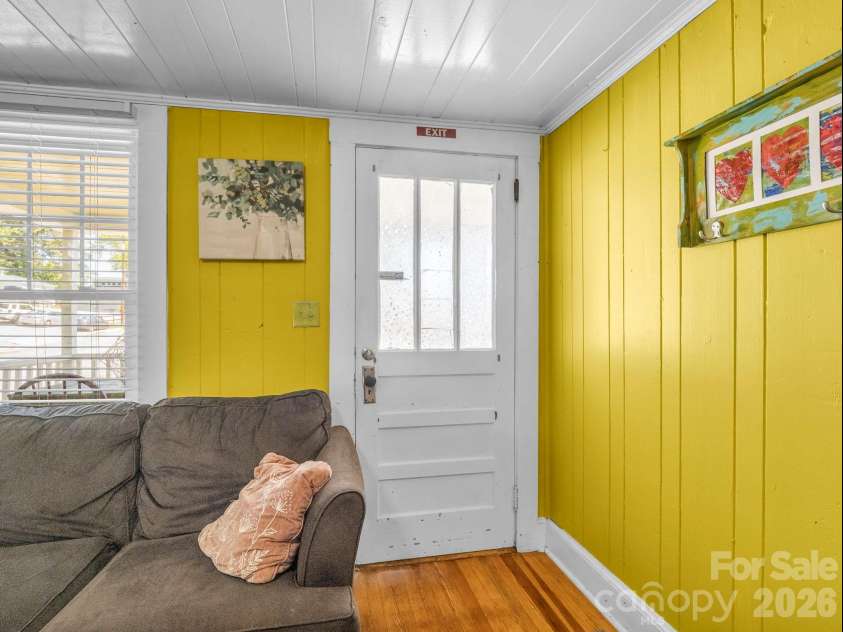 302 Davis Street, Hendersonville, NC 28739.  MLS# CAR4390910, YatesRealty ID 32461. 