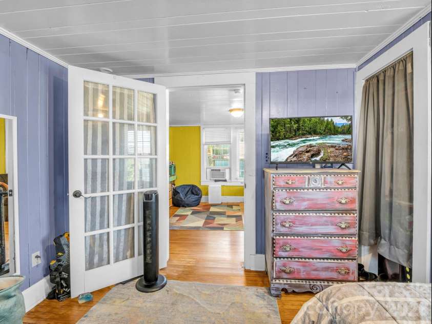 302 Davis Street, Hendersonville, NC 28739.  MLS# CAR4390910, YatesRealty ID 32461. 