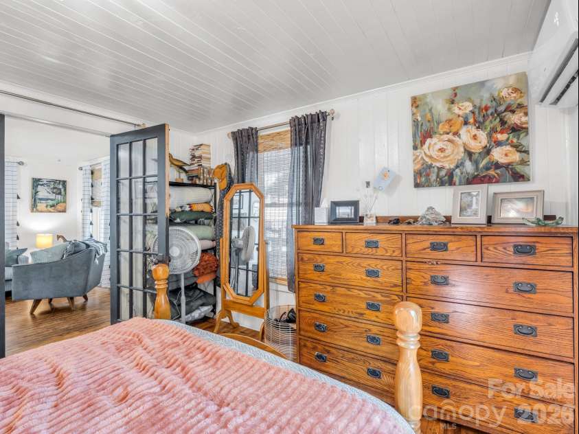 302 Davis Street, Hendersonville, NC 28739.  MLS# CAR4390910, YatesRealty ID 32461. 