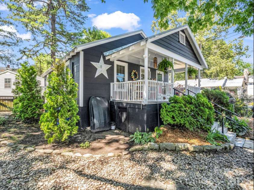 302 Davis Street, Hendersonville, NC 28739.  MLS# CAR4390910, YatesRealty ID 32461. 