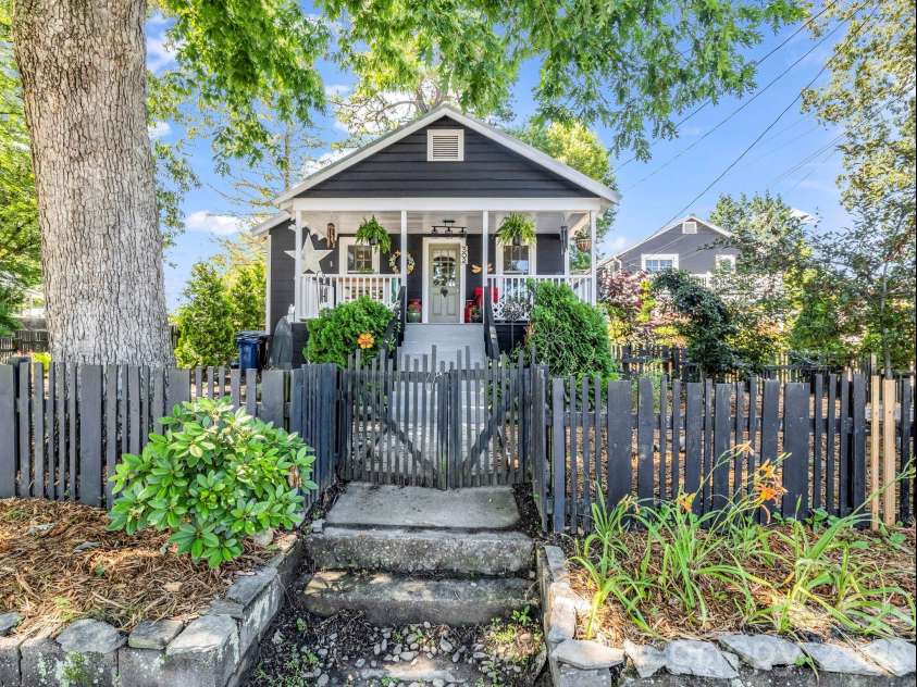302 Davis Street, Hendersonville, NC 28739.  MLS# CAR4390910, YatesRealty ID 32461. 